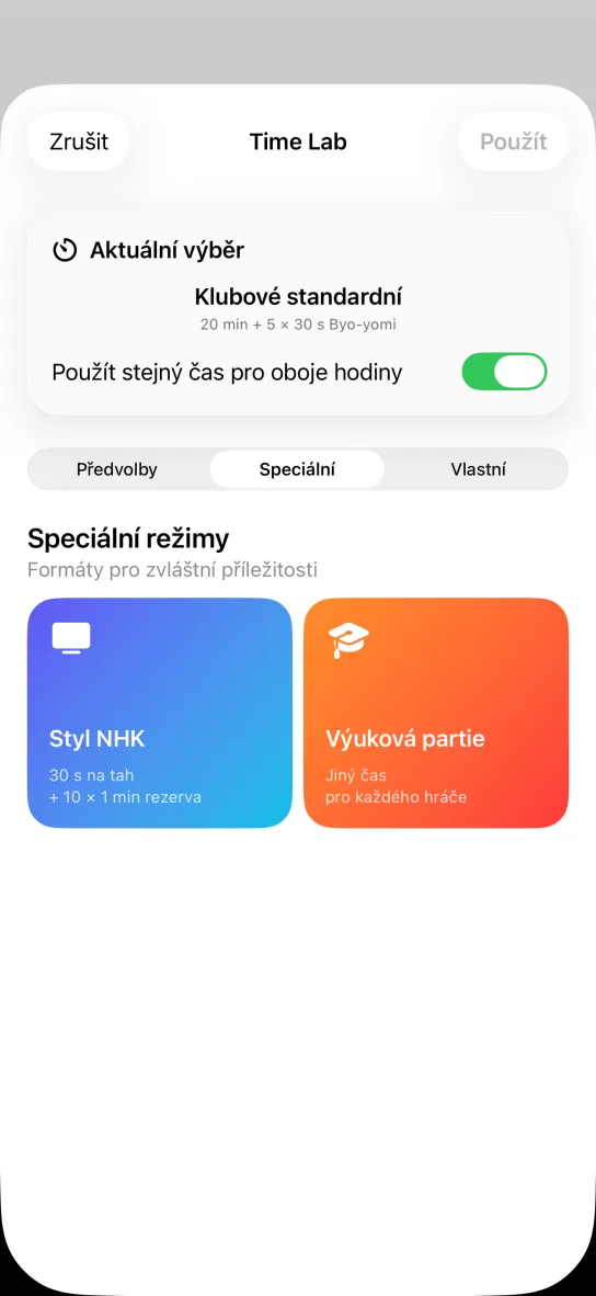 Záložka Speciální režimy v aplikaci se dvěma barevnými kartami: Styl NHK s 30 s na tah plus 10 × 1 min rezervy a Výuková partie s jiným časem pro každého hráče.