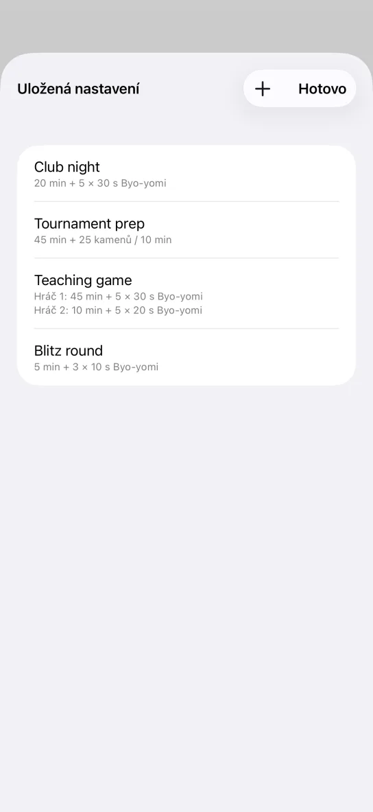 Seznam uložených nastavení v aplikaci: Club night, Tournament prep, Teaching game s oddělenými časy pro Hráče 1 a Hráče 2, a Blitz round.