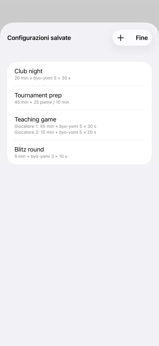Elenco delle configurazioni salvate nell'app: Club night, Tournament prep, Teaching game con tempi separati per giocatore 1 e giocatore 2, e Blitz round, ciascuna con il proprio sistema di tempo.