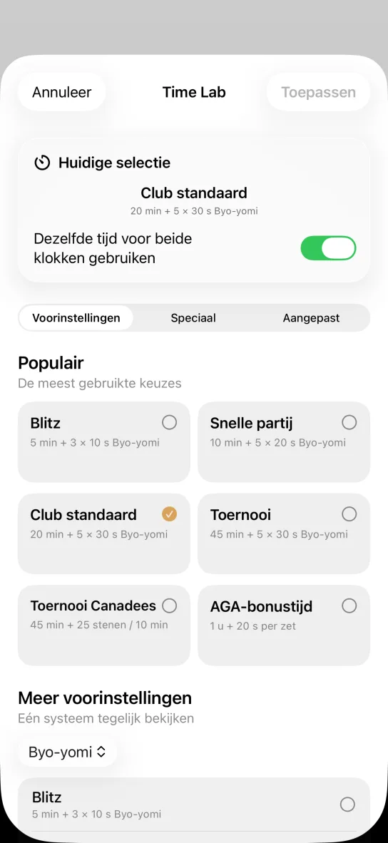 Het tijdinstellingsscherm van de app: go-presets zoals blitz 5 min + 3 × 10 s, clubstandaard 20 min + 5 × 30 s, toernooi Canadian 45 min + 25 stenen / 10 min en AGA-bonustijd 60 min + 20 s