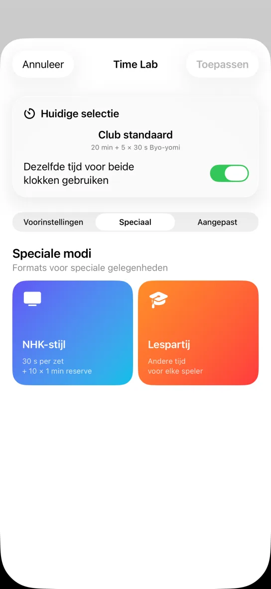 Het tabblad Speciale modi van de app met twee gekleurde kaarten: NHK-stijl, 30 s per zet plus 10 × 1 min reserve, en Lespartij, andere tijd voor elke speler.